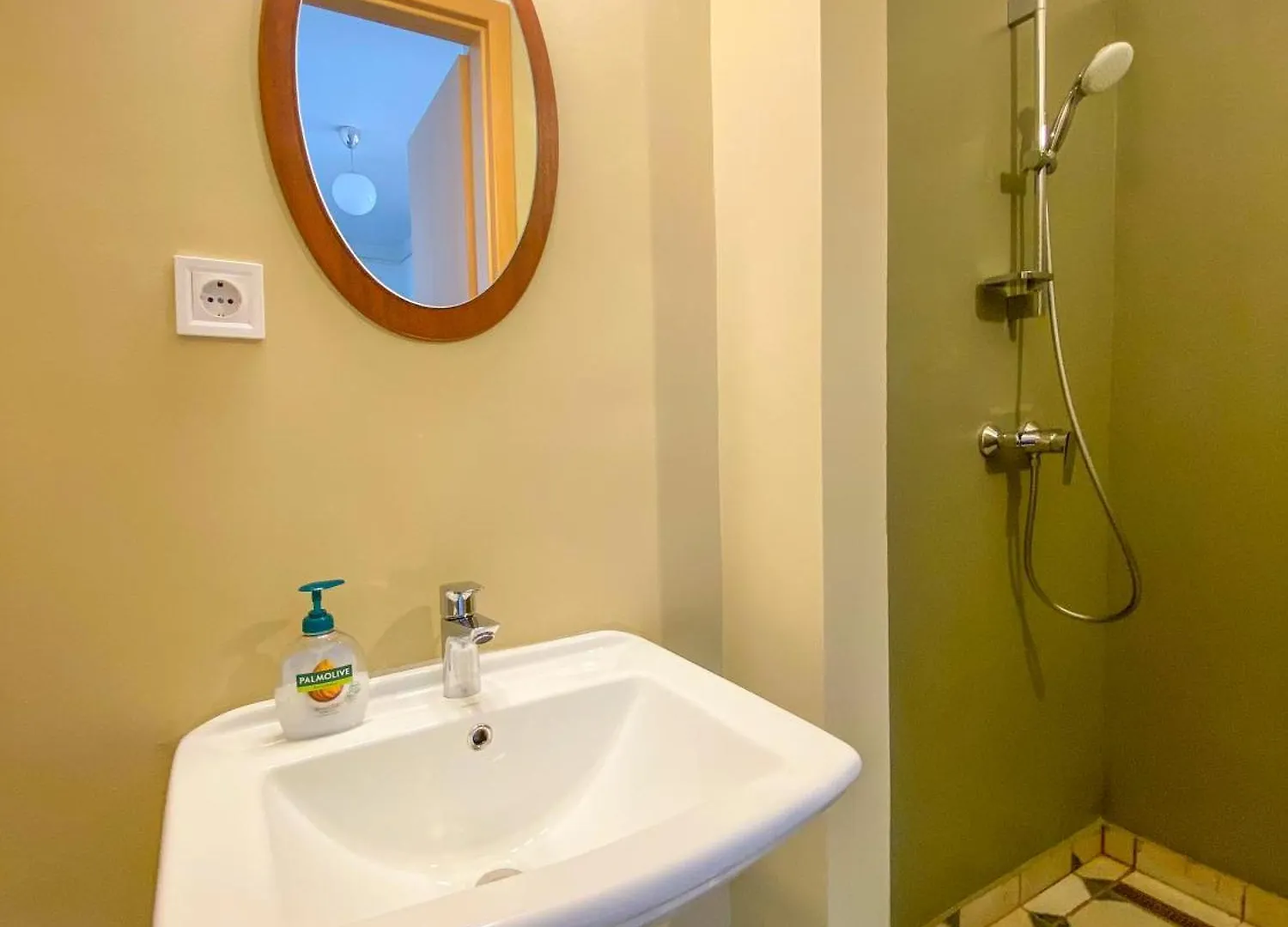Spacious 2 Story Loft W Balcony Near Opera, Andrassy Budapeşte 0*,  Macaristan