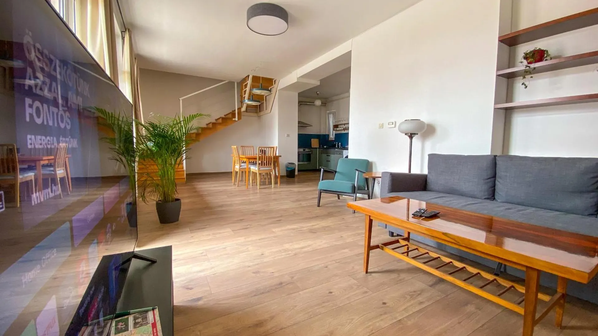 Spacious 2 Story Loft W Balcony Near Opera, Andrassy Budapeşte