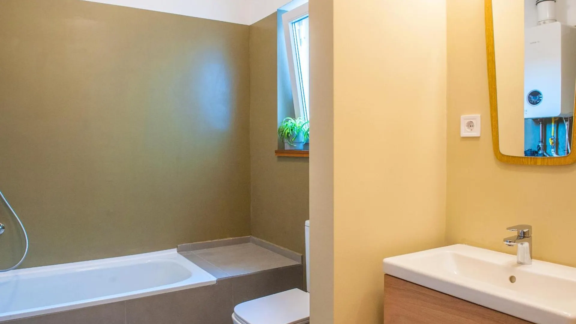 Daire Spacious 2 Story Loft W Balcony Near Opera, Andrassy Budapeşte Macaristan